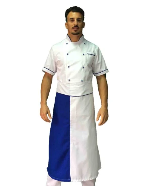 giovane chef maschio asiatico professionista in uniforme bianca da cuoco  con cappello, guanti e grembiule che fa il pane con la pasta sfoglia,  prepara cibi da forno freschi, cuoce in forno nella